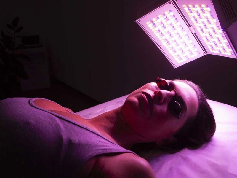 Lumière LED Photonique - Rajeunissement Facial à Javea avec le Dr. Caroline Carbasse